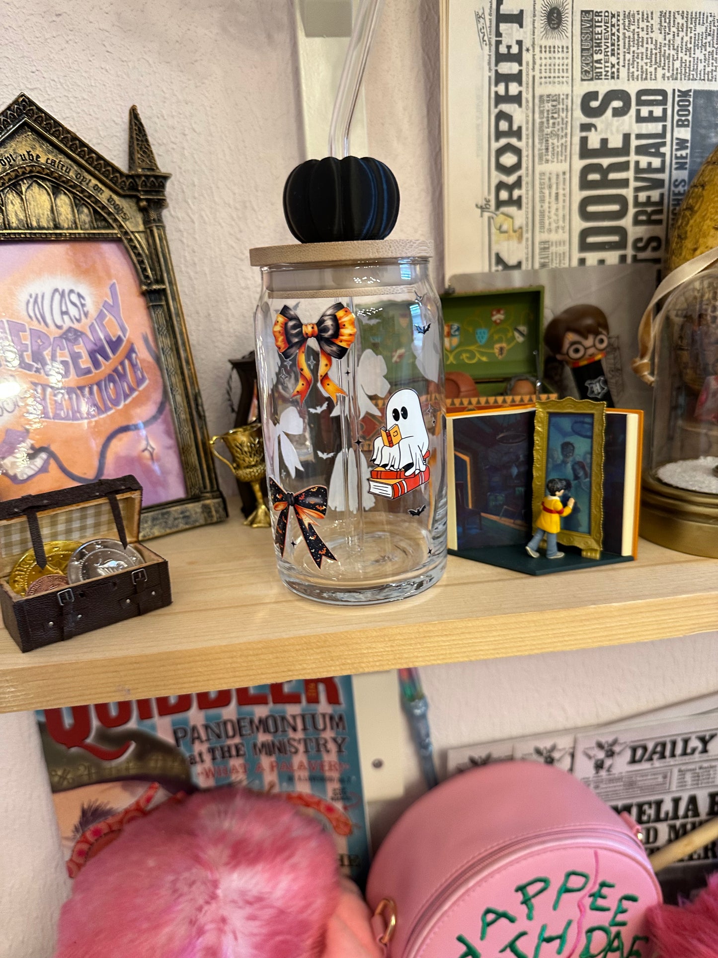Fantômes et livres - verre avec paille et couvercle bambou et décoration paille