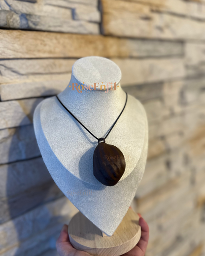 Pendentif style noix avec créature magique (ou ornement sapin)- Collection décor magique - Impression 3D / collier noir inclus