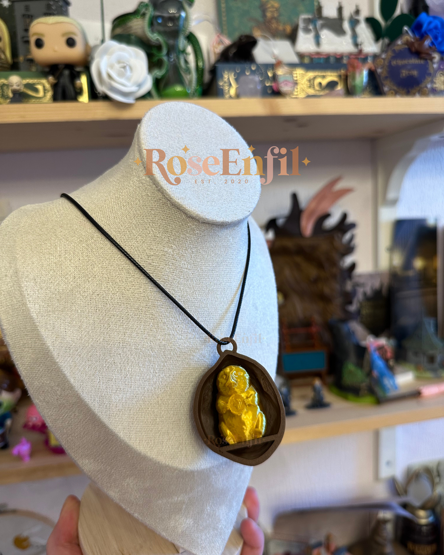 Pendentif style noix avec créature magique (ou ornement sapin)- Collection décor magique - Impression 3D / collier noir inclus