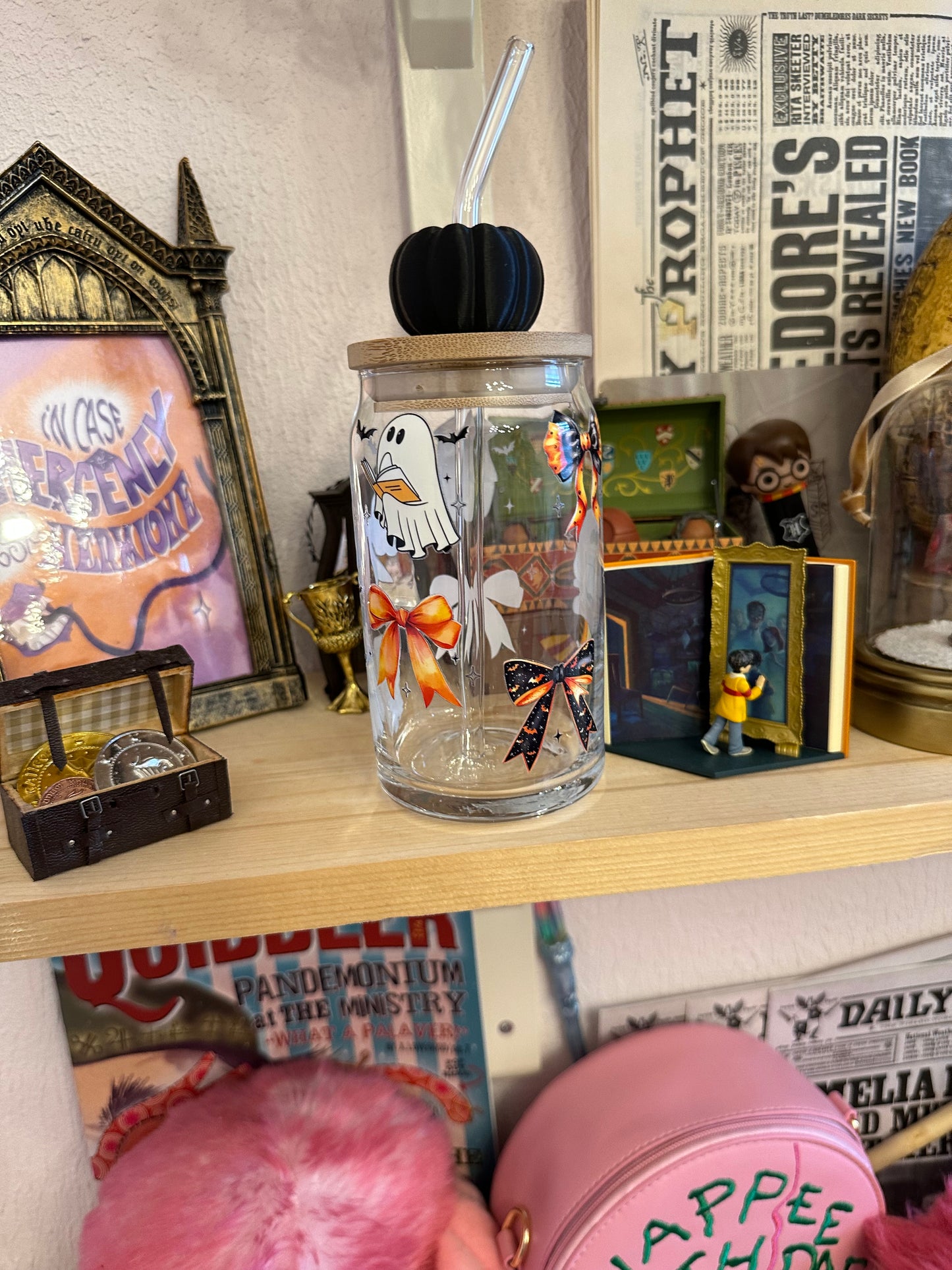 Fantômes et livres -  verre avec paille et couvercle bambou et décoration paille