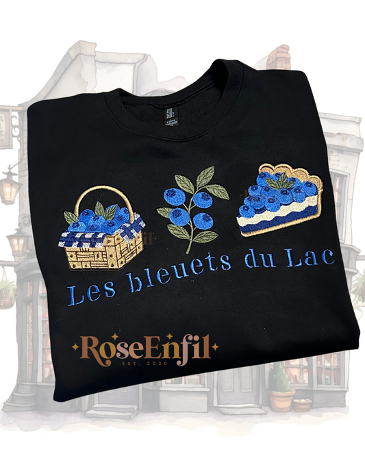 Les bleuets du Lac - Collection broderie de nos régions QC - Canada - Plusieurs couleurs (Crewneck Seulement)
