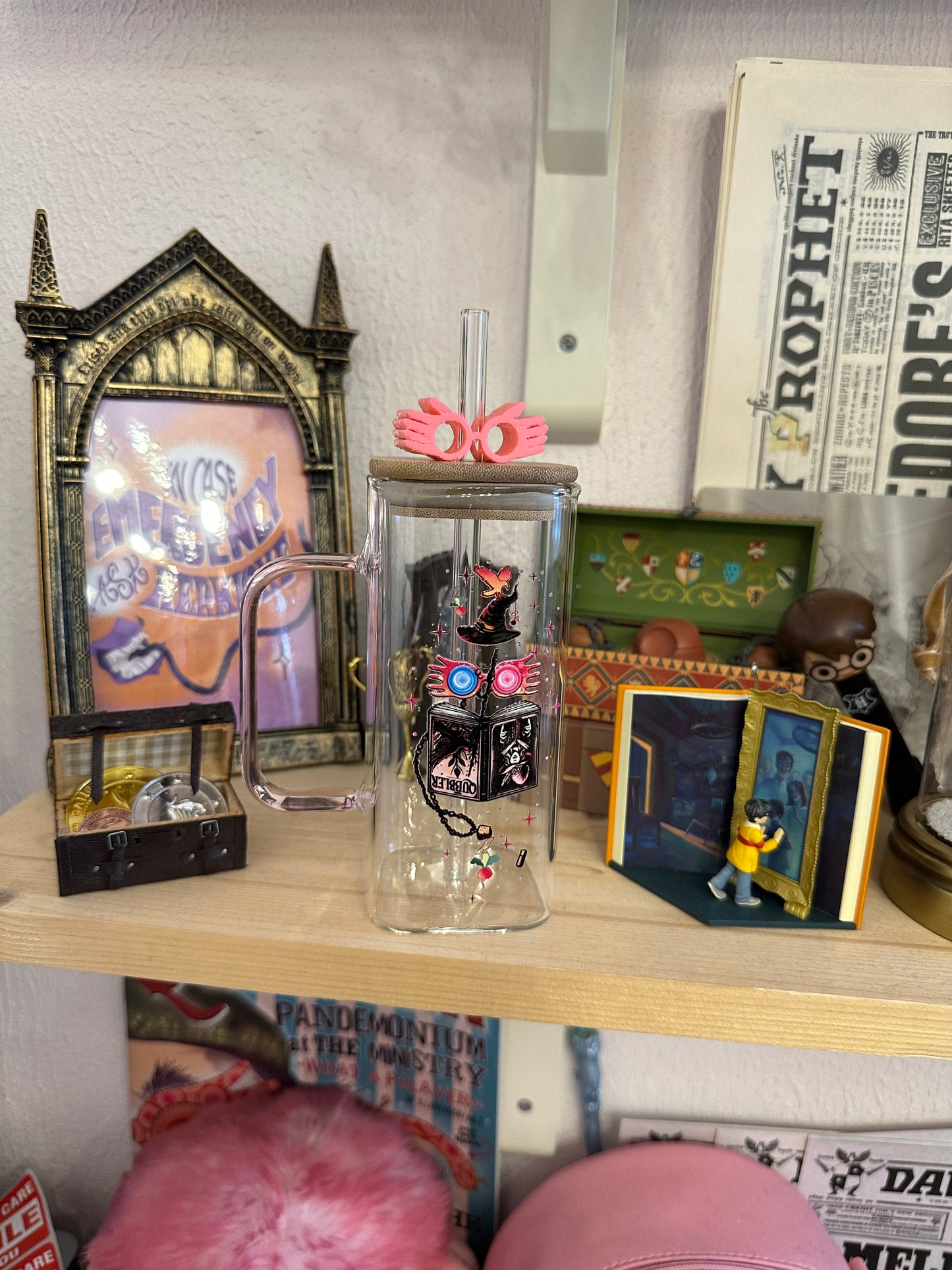 Luna (symboles - magazine, lunettes, radis, etc.) - verre avec paille, poignée et couvercle bambou. Décoration paille incluse