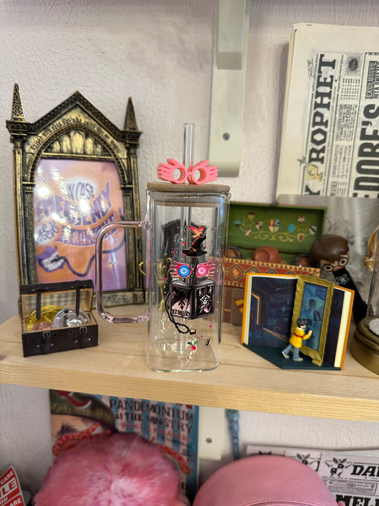 Luna (symboles - magazine, lunettes, radis, etc.) - verre avec paille, poignée et couvercle bambou. Décoration paille incluse