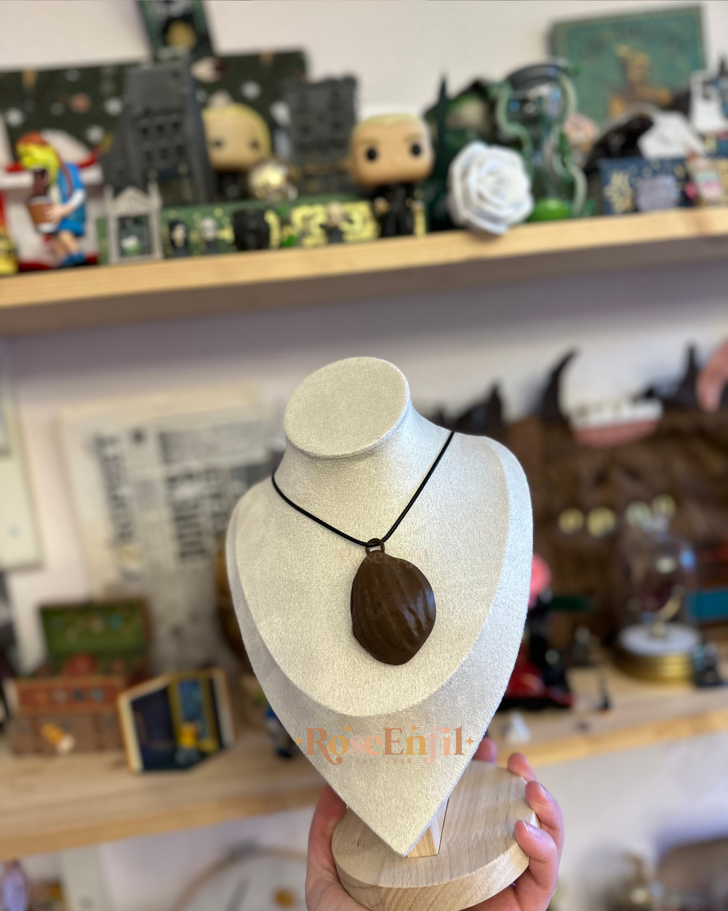 Pendentif style noix avec créature magique bureau du directeur de l'école de magie (ou ornement sapin)- Collection décor magique - Impression 3D - collier noir inclus