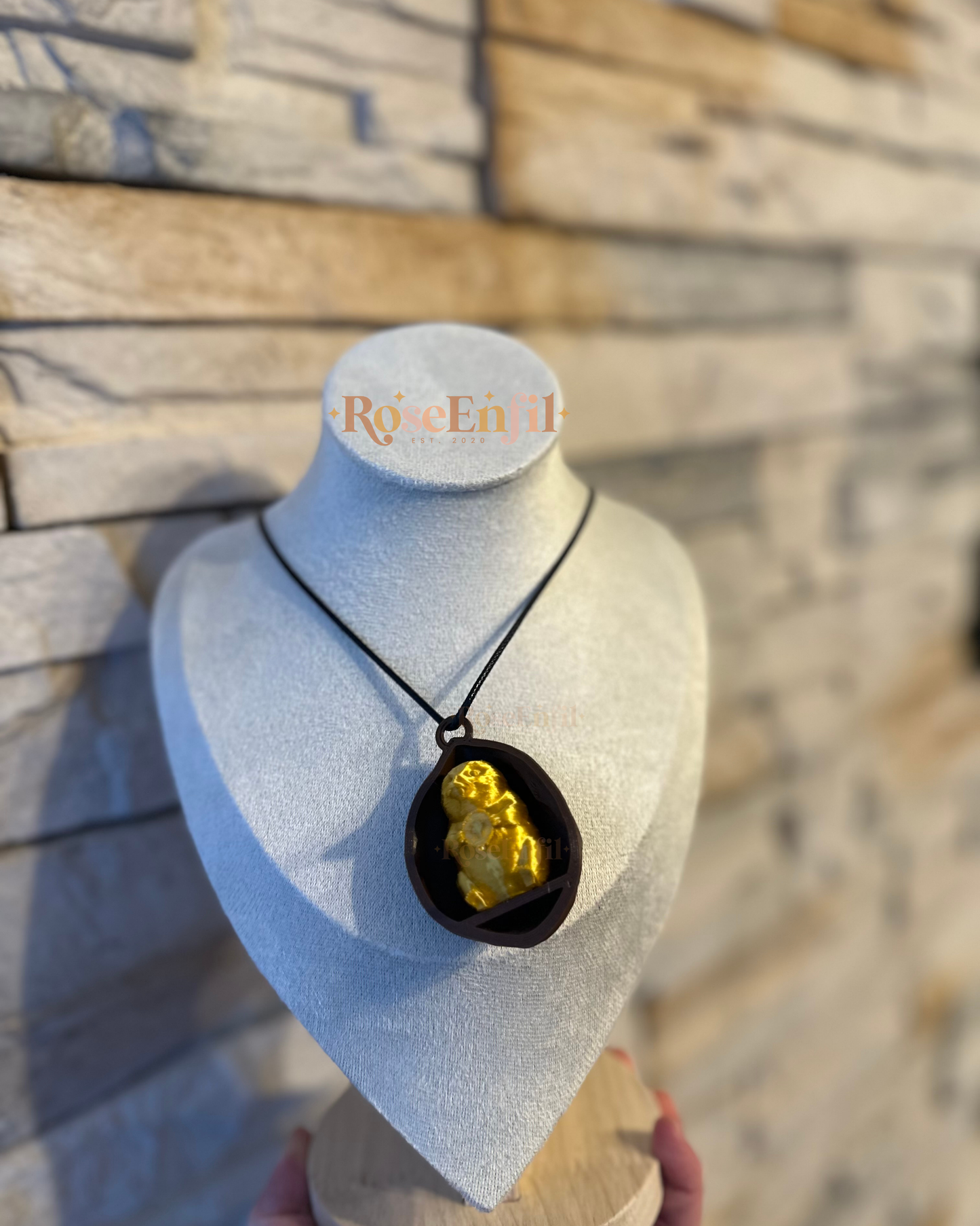 Pendentif style noix avec créature magique (ou ornement sapin)- Collection décor magique - Impression 3D / collier noir inclus