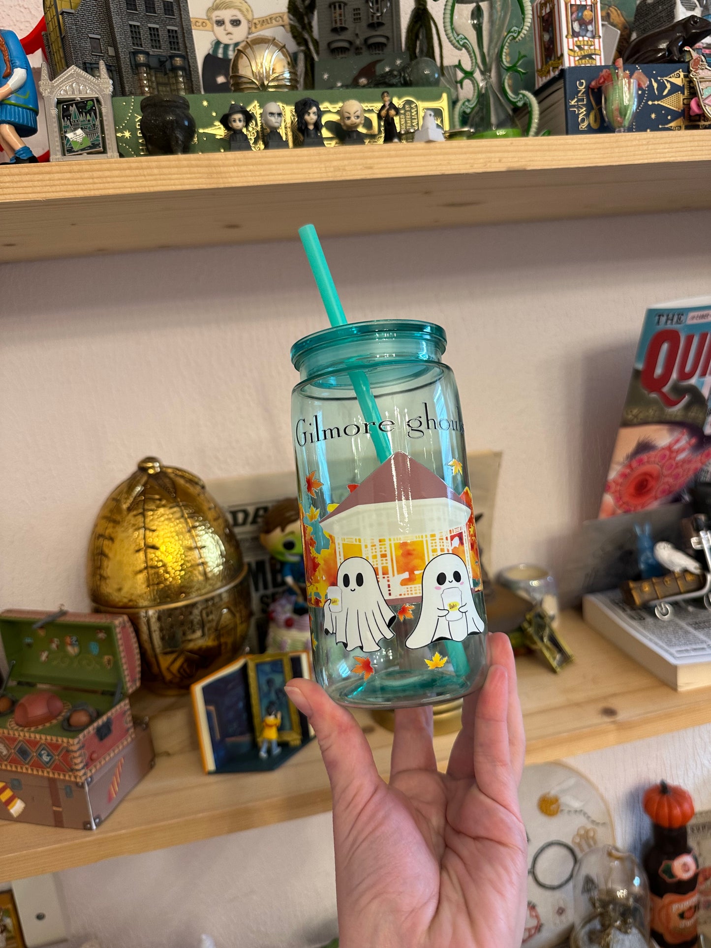Luke's Coffee & Ghosts – Halloween & TV Series Collection – Plastic cup with straw decor and straw and lid
